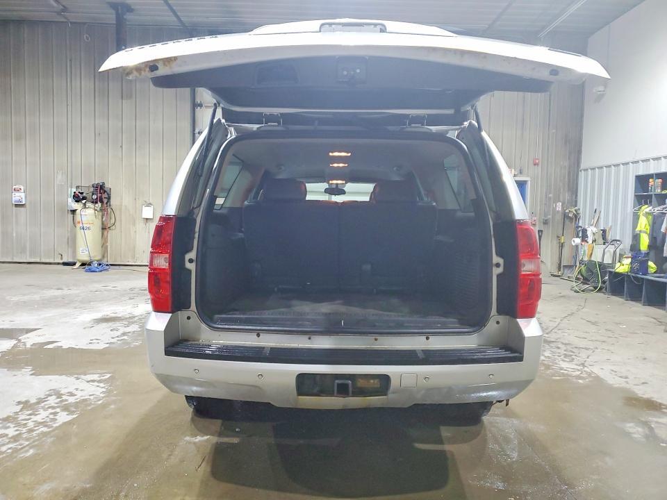 2010 CHEVROLET SUBURBAN K1500 LT — Фото 6 из 13