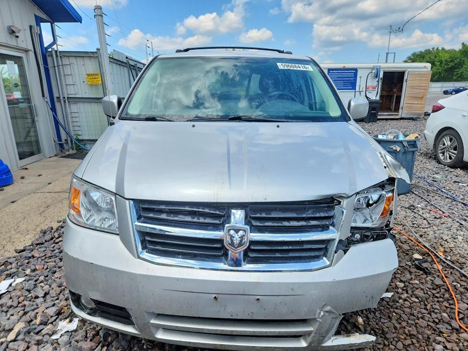 2010 DODGE GRAND CARAVAN SXT — Фото 5 из 14