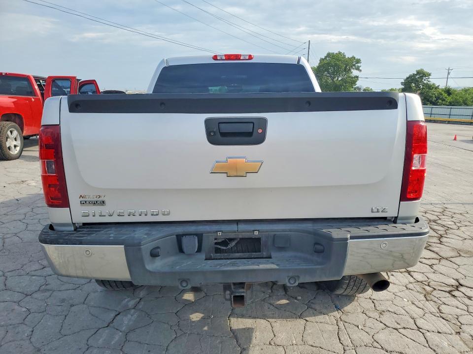 2011 CHEVROLET SILVERADO K1500 LTZ — Фото 6 из 12