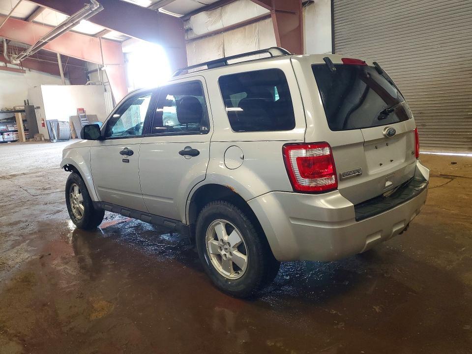 1FMCU0DG9BKB45551 2011 FORD ESCAPE photo no. 2
