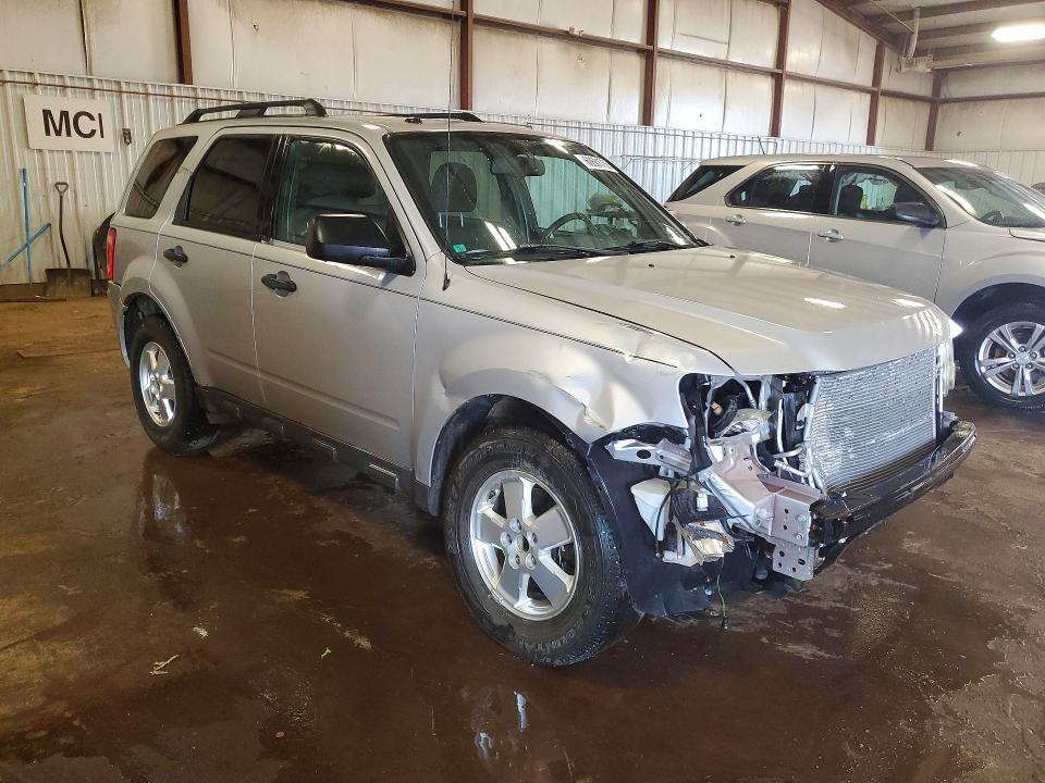 1FMCU0DG9BKB45551 2011 FORD ESCAPE photo no. 4