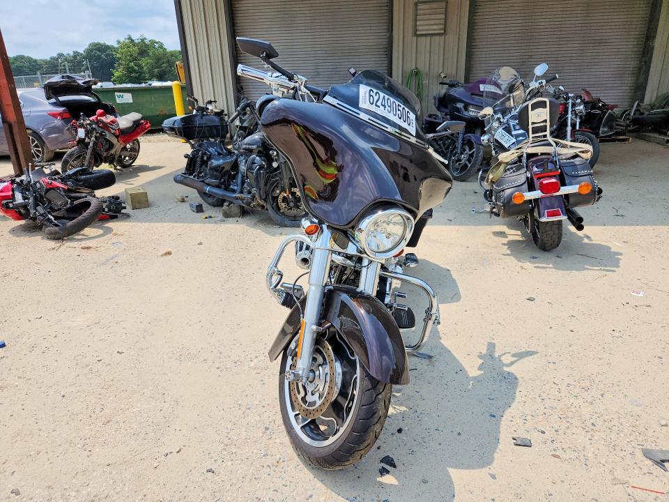 1HD1KBM12BB615507 2011 HARLEY-DAVIDSON FLHX photo no. 2