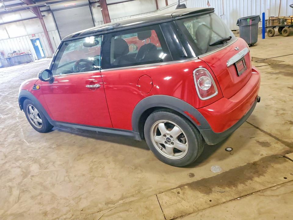 WMWSU3C58BT098537 2011 MINI COOPER photo no. 2