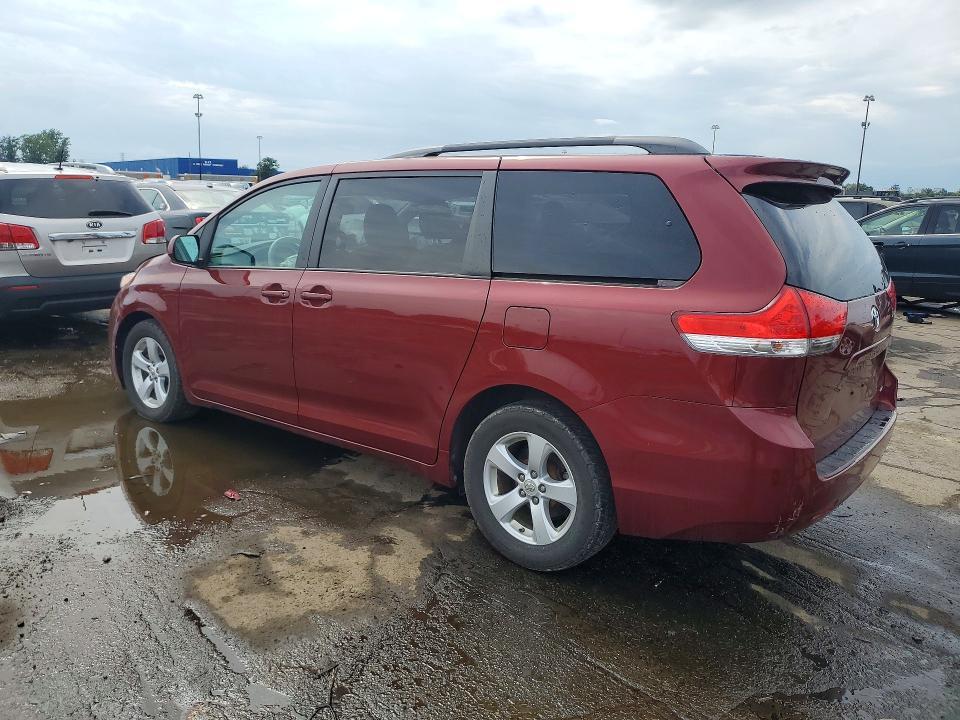 2011 TOYOTA SIENNA LE — Фото 2 из 13