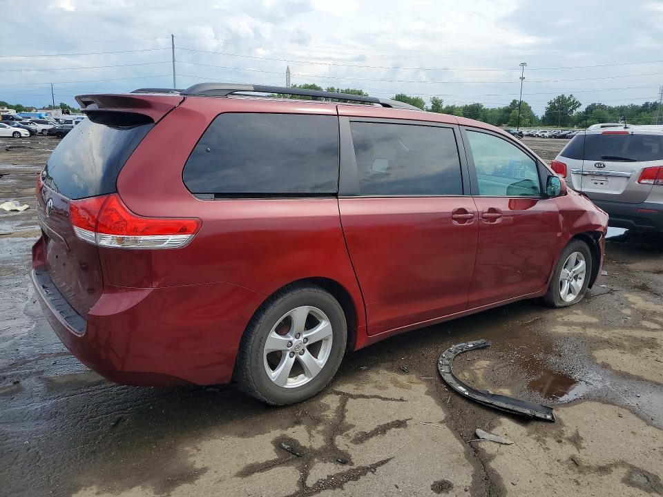 2011 TOYOTA SIENNA LE — Фото 3 из 13