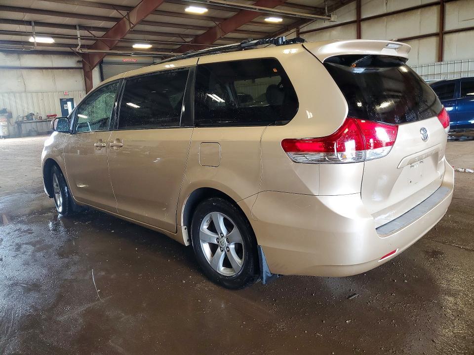 5TDKK3DC8BS003768 2011 TOYOTA SIENNA photo no. 2