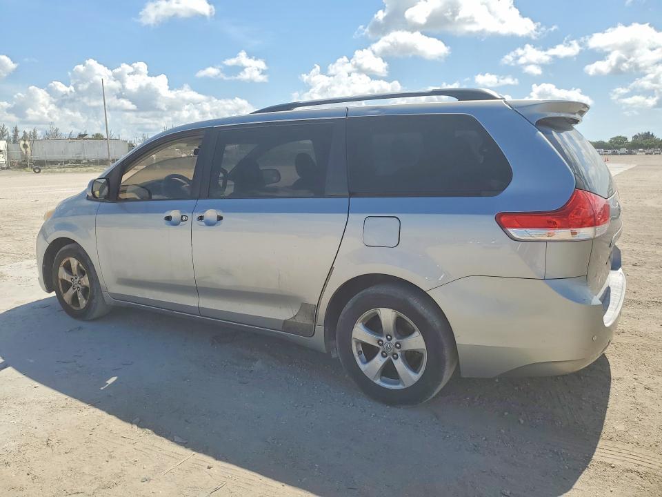 2011 TOYOTA SIENNA LE — Фото 2 из 13