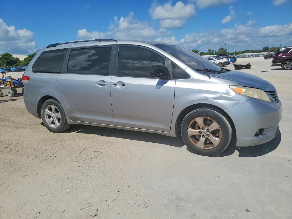 2011 TOYOTA SIENNA LE — Фото 4 из 13