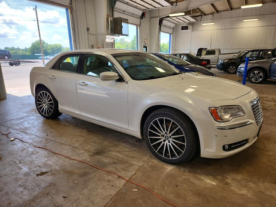 2013 CHRYSLER 300 — Фото 4 из 12