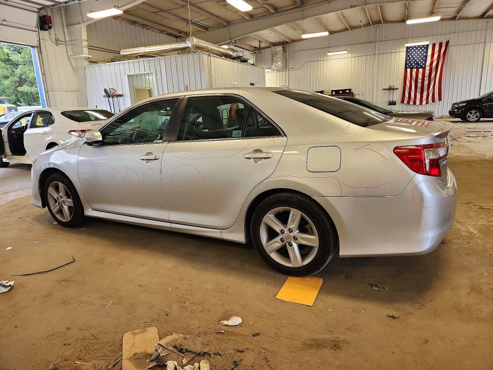 2013 TOYOTA CAMRY SE — Фото 2 из 12