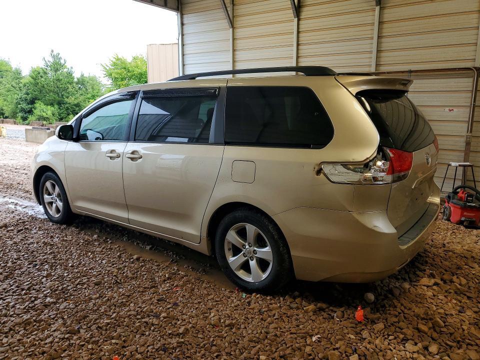 2013 TOYOTA SIENNA LE — Фото 2 из 13