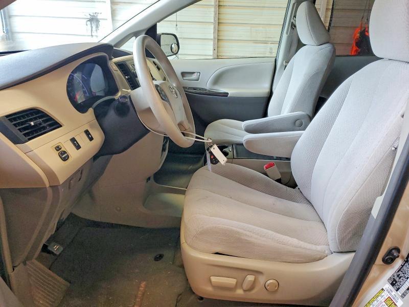2013 TOYOTA SIENNA LE — Фото 7 из 13