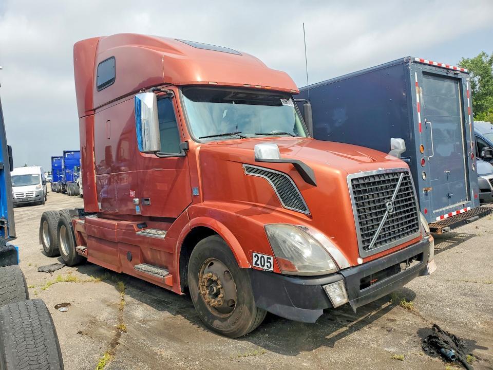2013 VOLVO VNL SEMI TRUCK — Фото 4 из 13