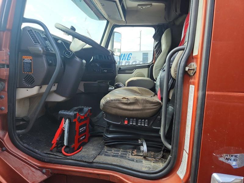 2013 VOLVO VNL SEMI TRUCK — Фото 7 из 13