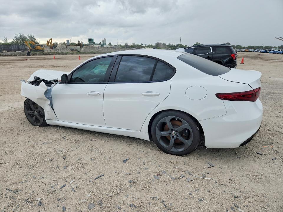 2017 ALFA ROMEO GIULIA — Фото 2 из 12