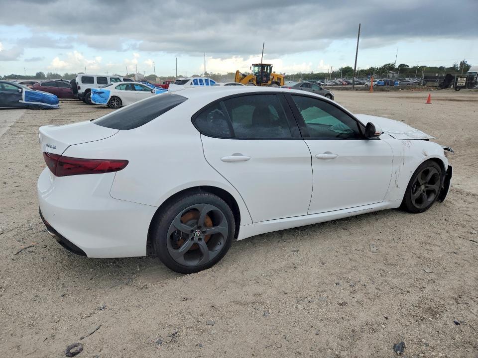 2017 ALFA ROMEO GIULIA — Фото 3 из 12