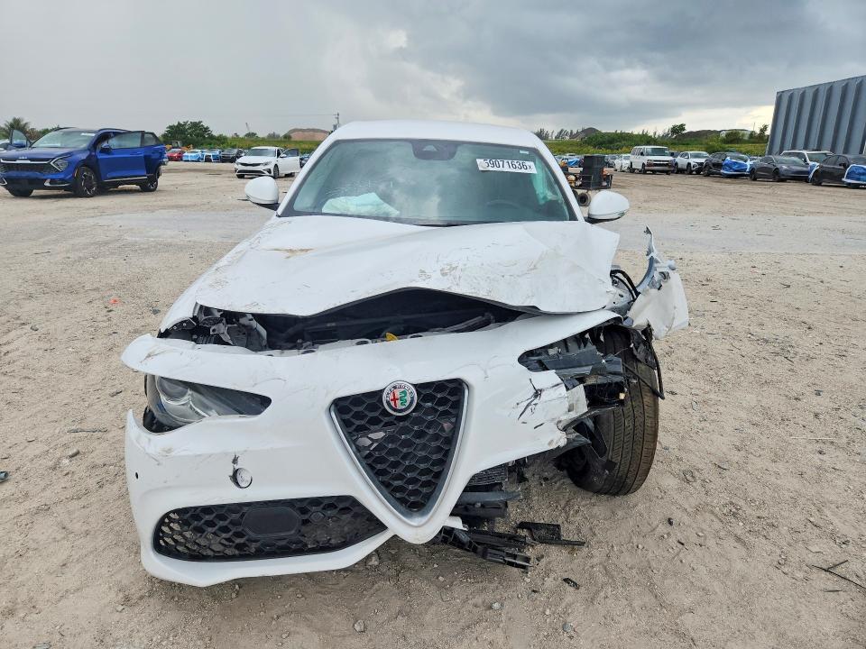 2017 ALFA ROMEO GIULIA — Фото 5 из 12