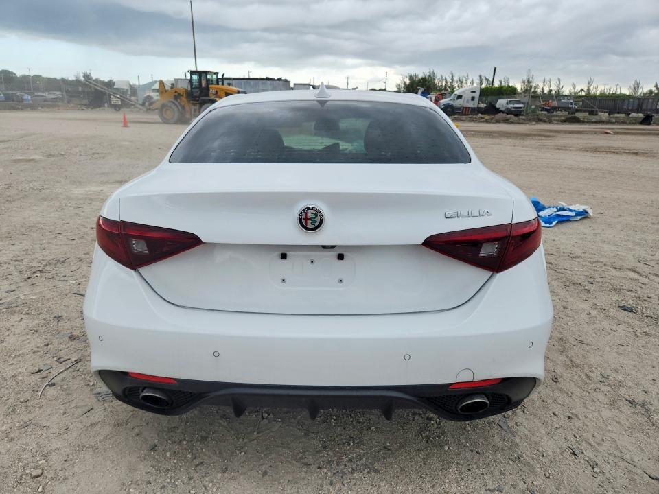 2017 ALFA ROMEO GIULIA — Фото 6 из 12