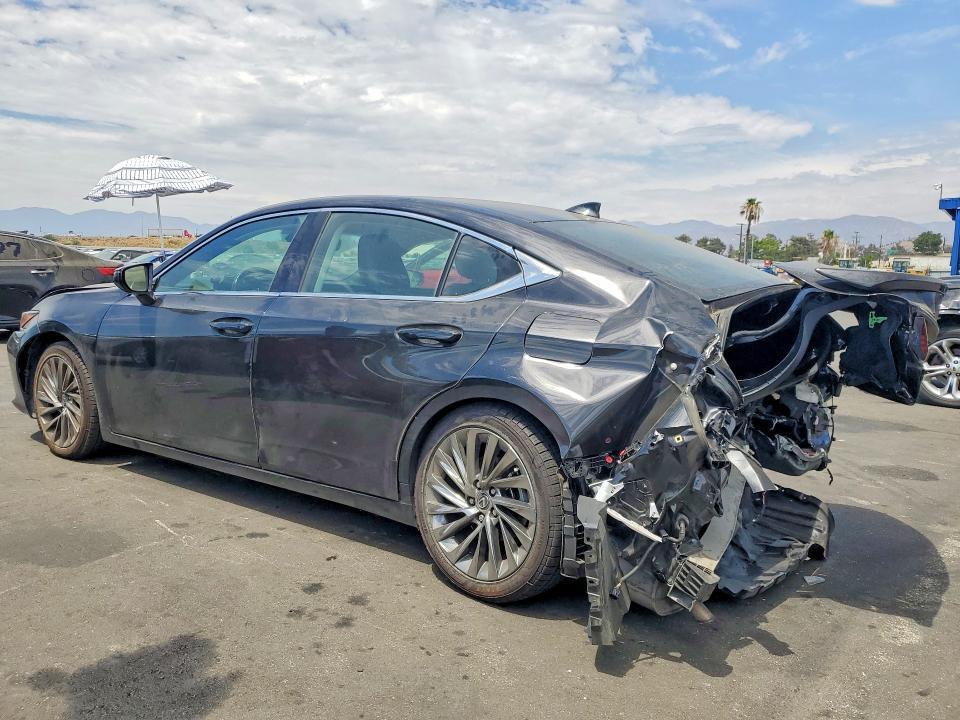 2025 LEXUS ES 300H LUXURY — Фото 2 из 12