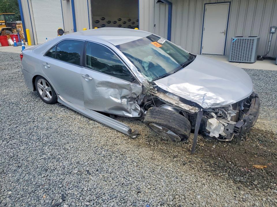 4T1BF1FK3EU414875 2014 TOYOTA CAMRY photo no. 4