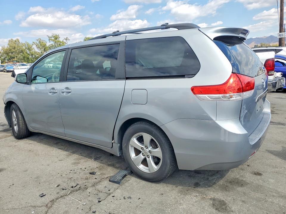 2014 TOYOTA SIENNA LE — Фото 2 из 12