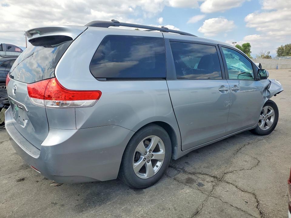 2014 TOYOTA SIENNA LE — Фото 3 из 12
