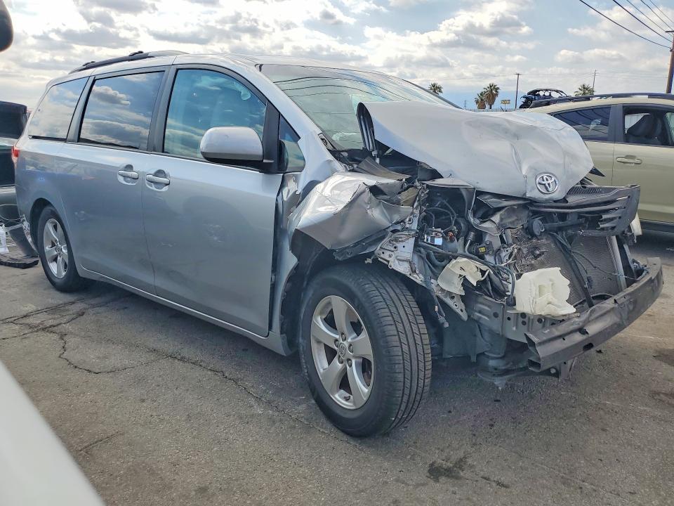2014 TOYOTA SIENNA LE — Фото 4 из 12