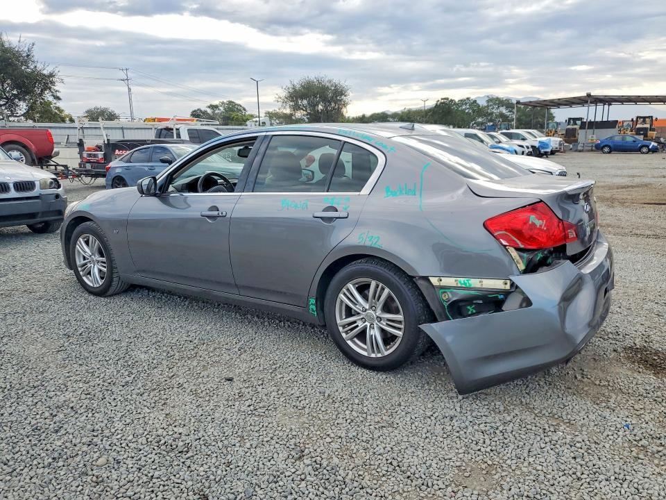2015 INFINITI Q40 BASE — Фото 2 из 12