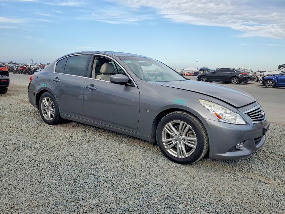2015 INFINITI Q40 BASE — Фото 4 из 12