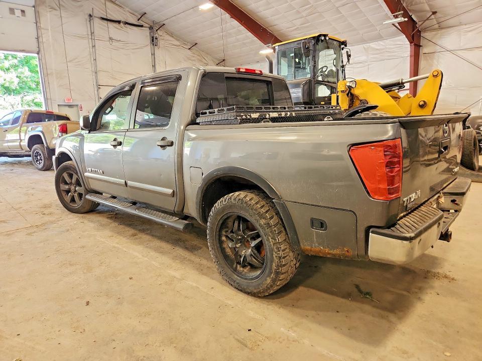 2015 NISSAN TITAN SV — Фото 2 из 12