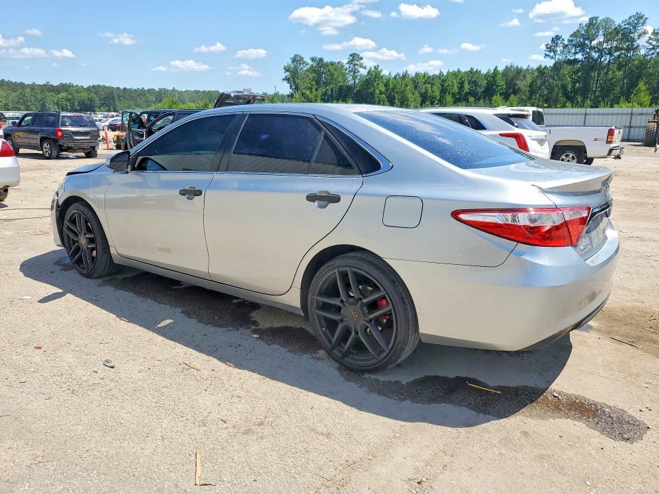 2015 TOYOTA CAMRY SE — Фото 2 из 12