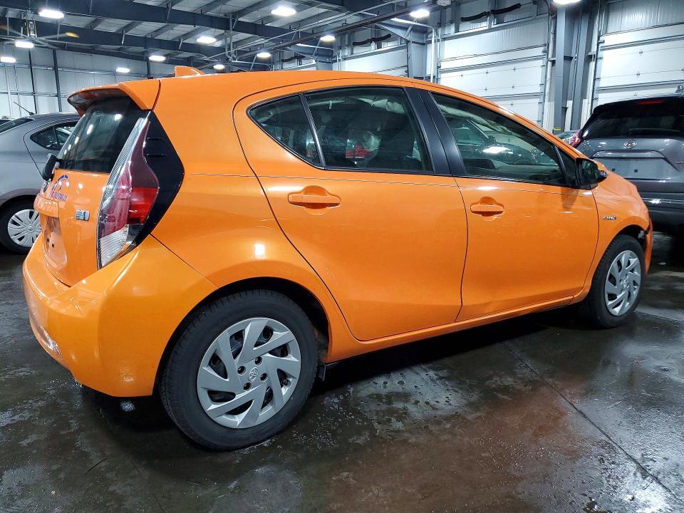 2015 TOYOTA PRIUS C ONE — Фото 3 из 14