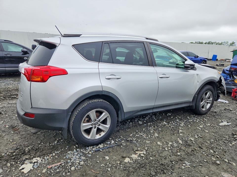 2015 TOYOTA RAV4 XLE — Фото 3 из 12