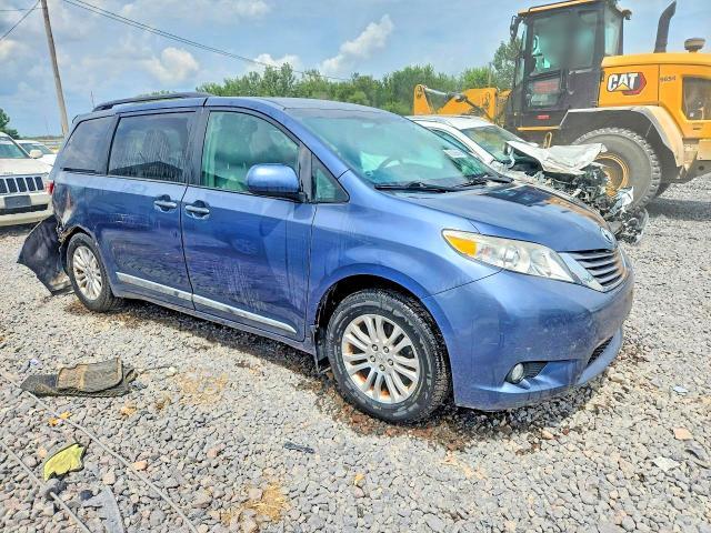 2015 TOYOTA SIENNA XLE PREMIUM 8-PASSENGER — Фото 4 из 13