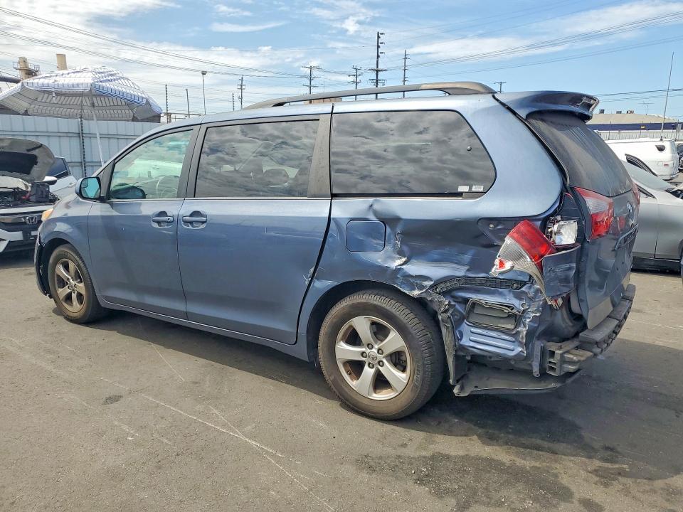 5TDKK3DCXFS619753 2015 TOYOTA SIENNA photo no. 2