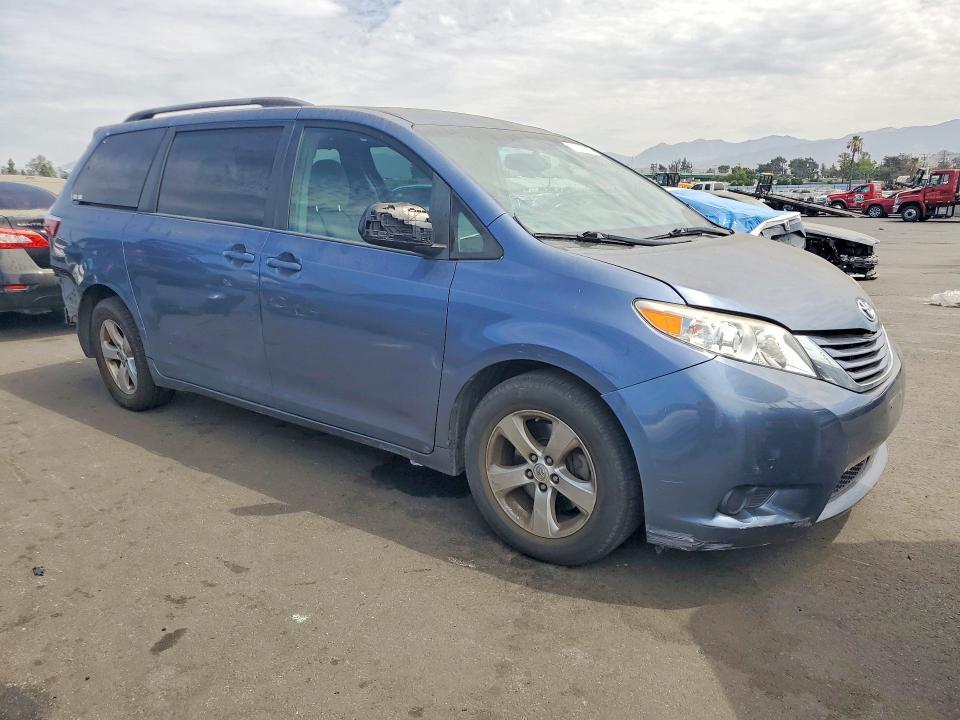 5TDKK3DCXFS619753 2015 TOYOTA SIENNA photo no. 4