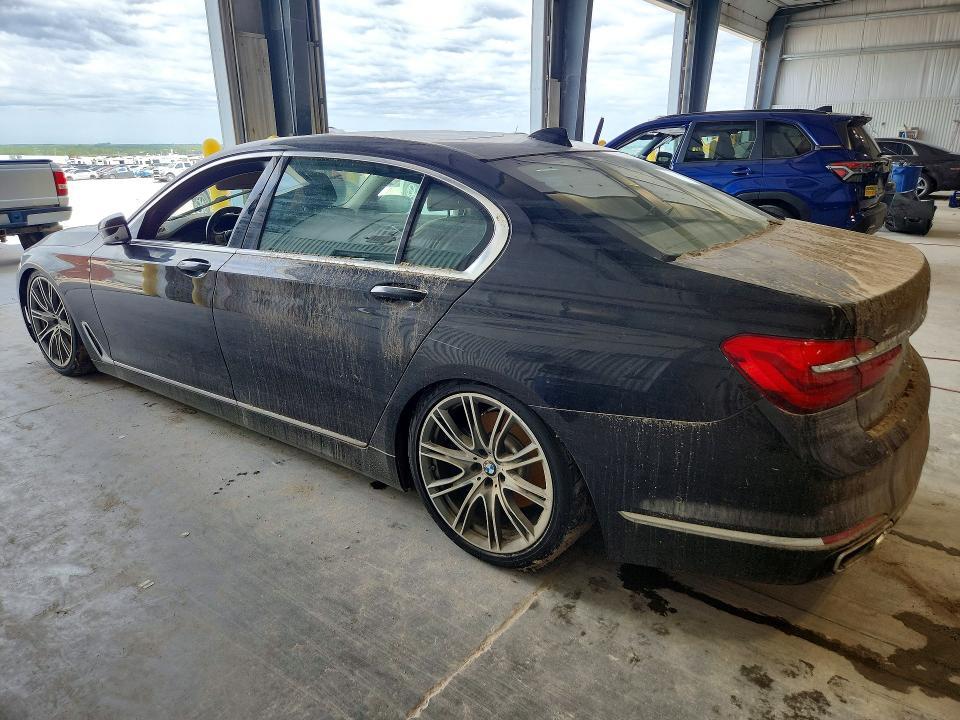 2016 BMW 750 XI — Фото 2 из 12