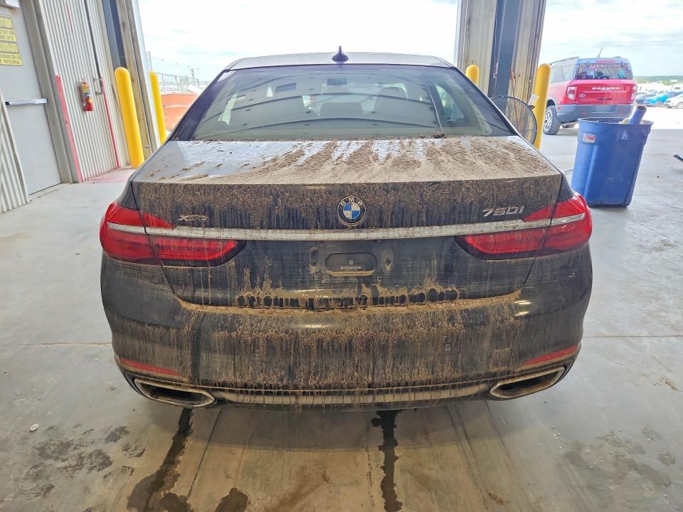 2016 BMW 750 XI — Фото 6 из 12