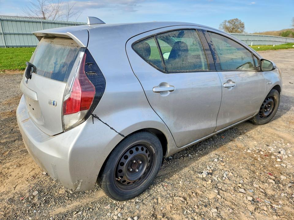 2016 TOYOTA PRIUS C TWO — Фото 3 из 12