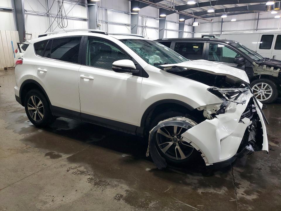 2016 TOYOTA RAV4 XLE — Фото 4 из 12