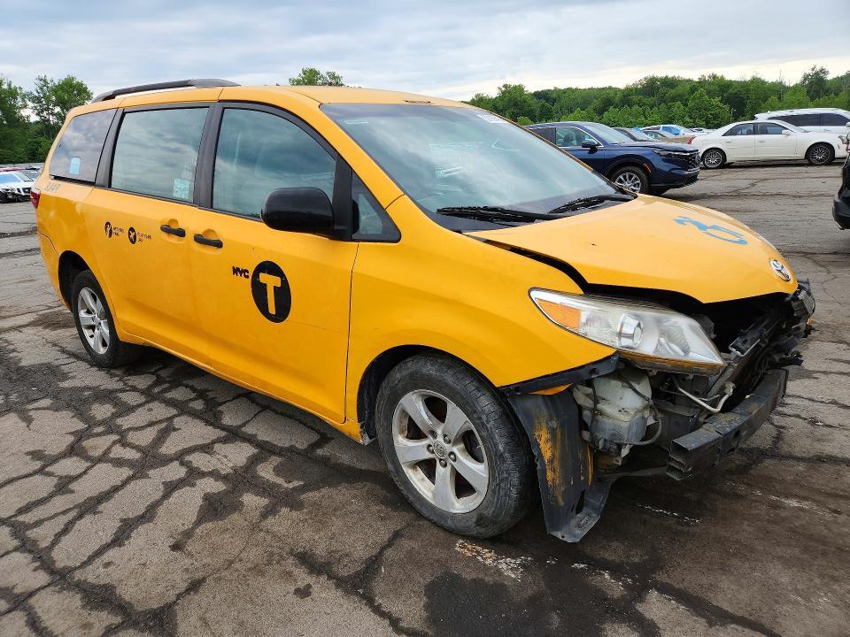 2016 TOYOTA SIENNA LE — Фото 4 из 12