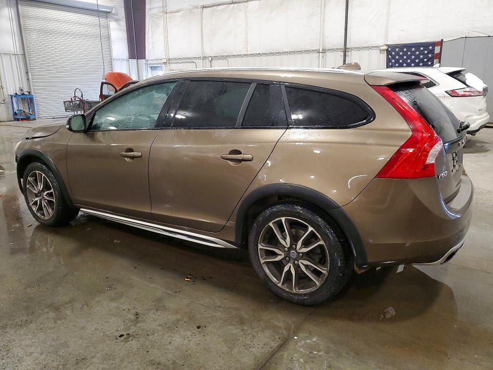 2016 VOLVO V60 CROSS COUNTRY PLATINUM — Фото 2 из 12