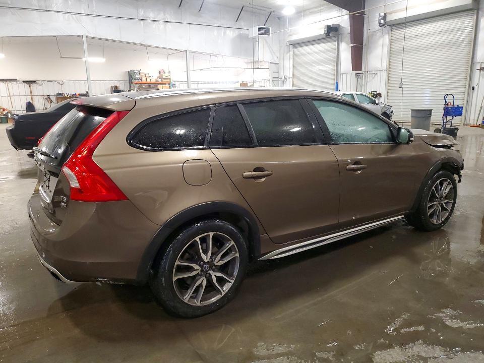 2016 VOLVO V60 CROSS COUNTRY PLATINUM — Фото 3 из 12