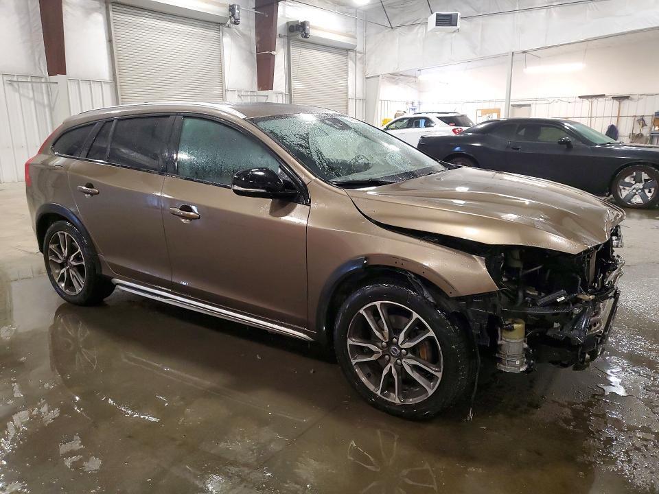 2016 VOLVO V60 CROSS COUNTRY PLATINUM — Фото 4 из 12