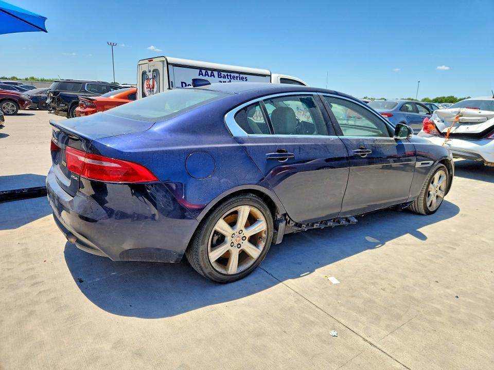 2017 JAGUAR XE PRESTIGE — Фото 3 из 13