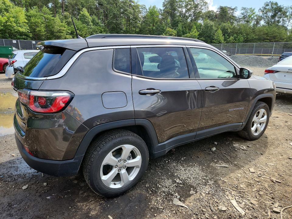 3C4NJDBBXHT674681 2017 JEEP COMPASS photo no. 3
