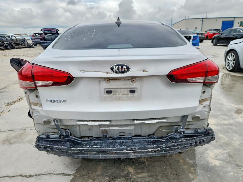 2017 KIA FORTE LX — Фото 6 из 13