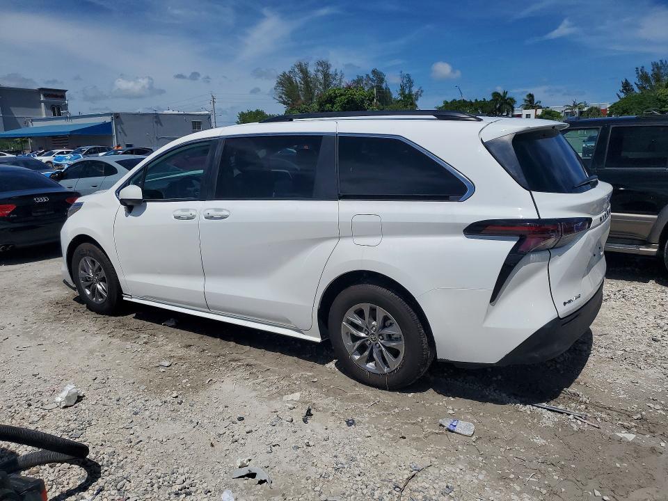 2026 TOYOTA SIENNA LE — Фото 2 из 13