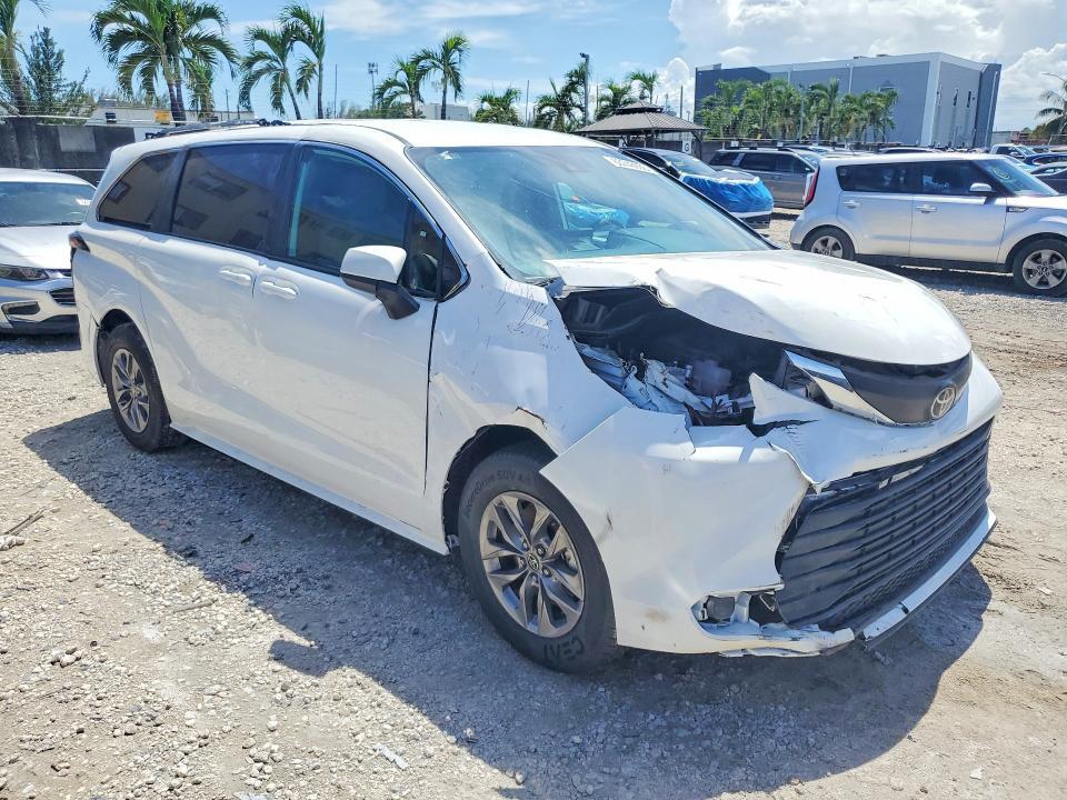 2026 TOYOTA SIENNA LE — Фото 4 из 13