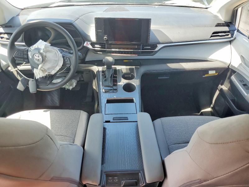 2026 TOYOTA SIENNA LE — Фото 8 из 13